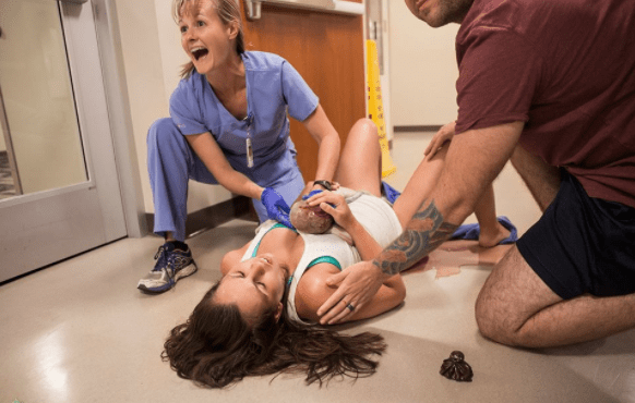 kismama szülés kórház folyosó