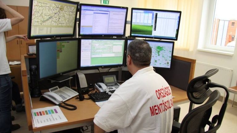 mentő, diszpécser (fotó: Országos Mentőszolgálat)