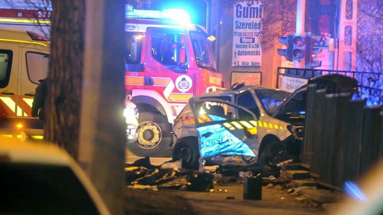 rendőrautó, ütközés (MTI Fotó: Mihádák Zoltán)