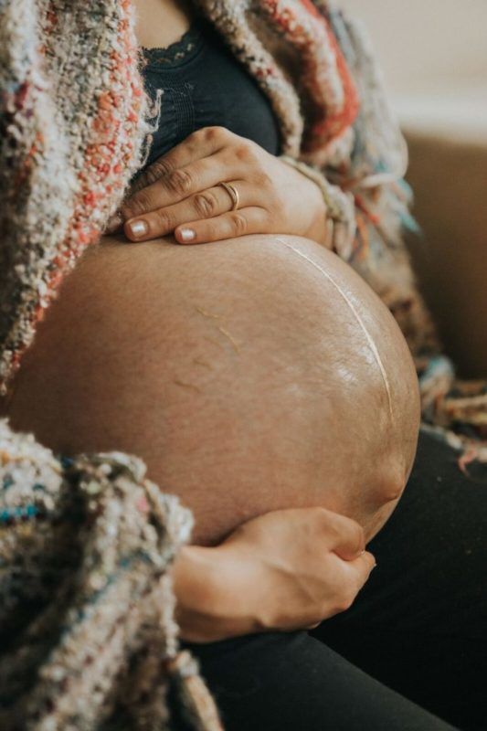 szülés utáni testkép fotósorozat