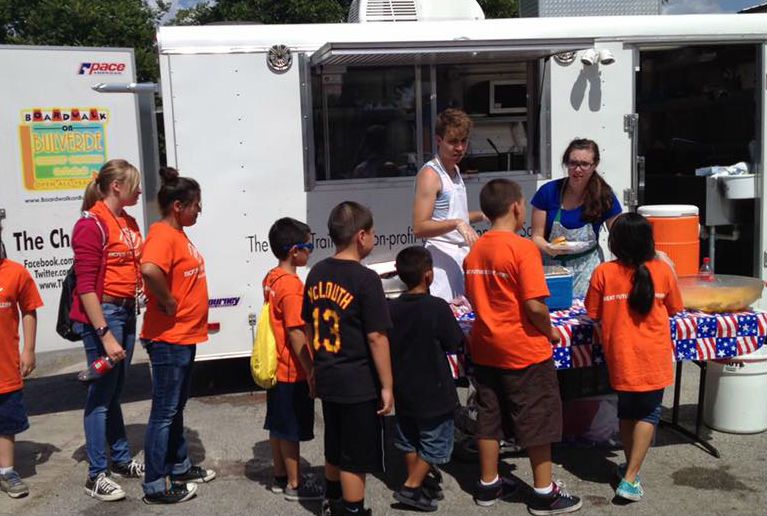 ételosztás, hajléktalanok ételkocsi