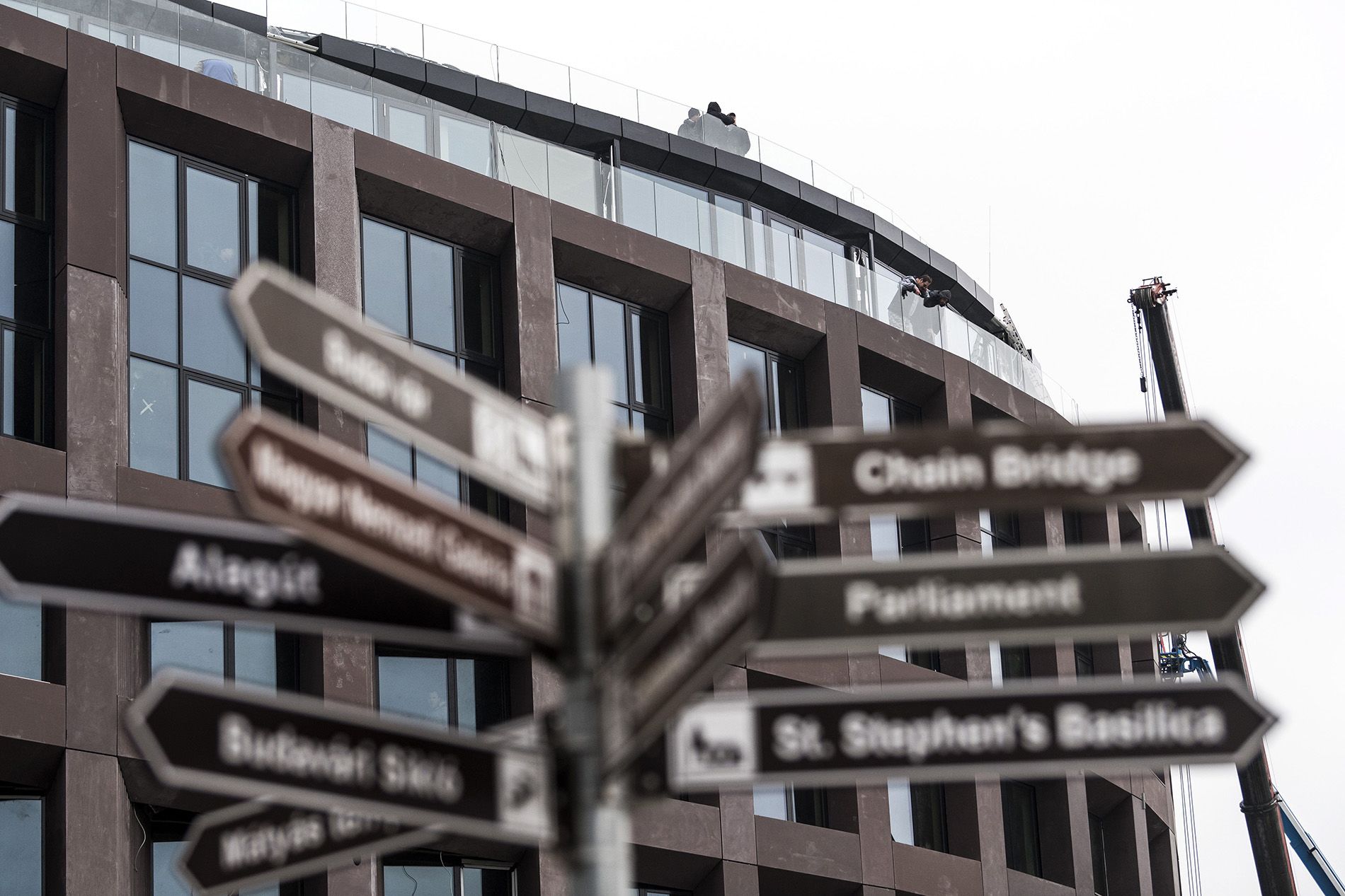 A frissen megnyílt Hotel Clark a Lánchíd budai hídfőjénél