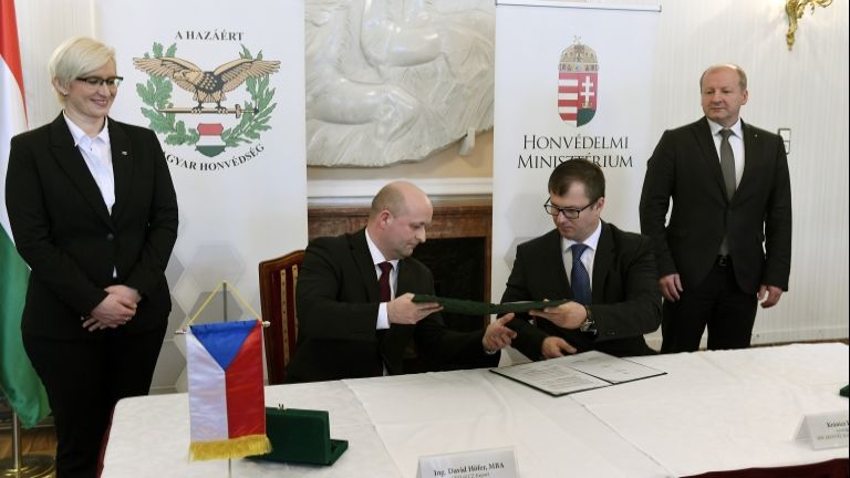 lőfegyverek, miniszterek (MTI Fotó: Koszticsák Szilárd)