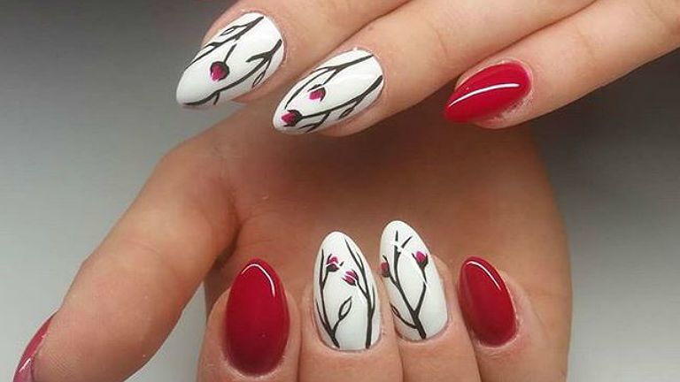 tavaszi manikűr virág szerelem körmök színes manikűr