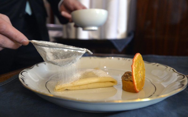 Készül a lángoló palacsinta a Gundel étteremben (Fotó: MTI/Máthé Zoltán)