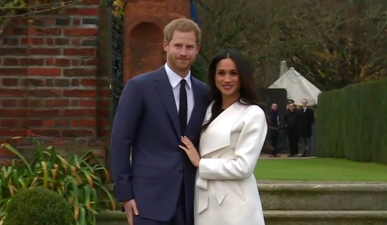 Meghan Markle eljegyzés Harry herceg palota fehér kabát ruha