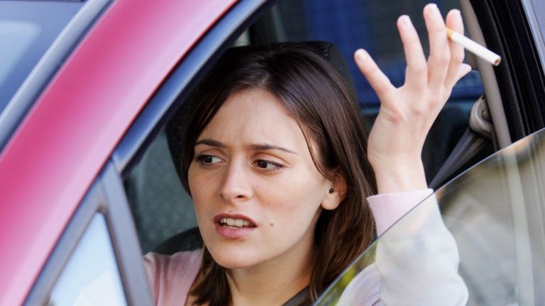 dohányzás, autó (forrás: Europress)