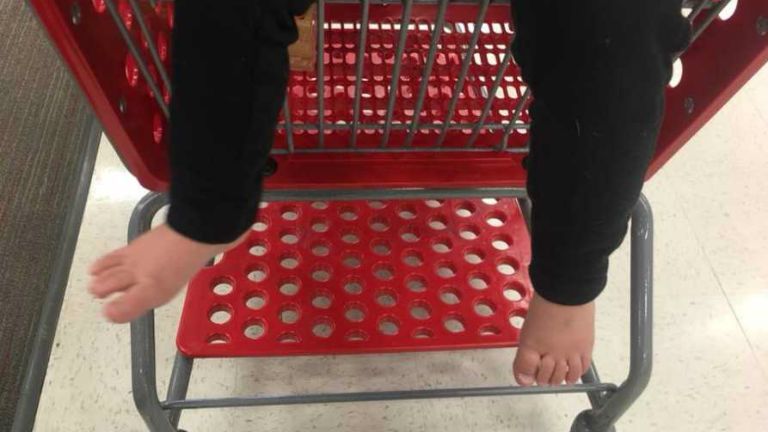 anyaság mezítláb beszólás facebook