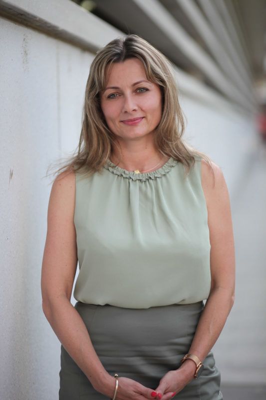 „Nagyon sok minden történik ilyenkor, lemondás, elfogadás, és két asszony sorsa, bár soha többé nem fogják látni egymást, mégis valahogyan örökre összefonódik.”