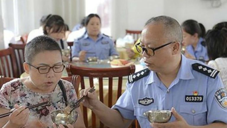 rendőr gondoskodás feleség