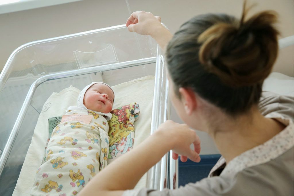 Hosszú évek várakozása után egyetlen pillanatba sűrűsödik össze minden. Eldobnak mindent, és robognak a kórházba. (Fotó: Alexander RyuminTASS via Getty Images)