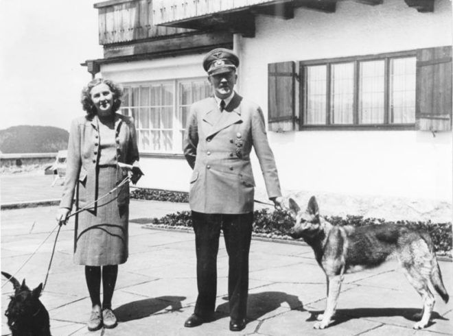 Adolf Hitler és Eva Braun kutyáik társaságában (fotó: Wikipedia)