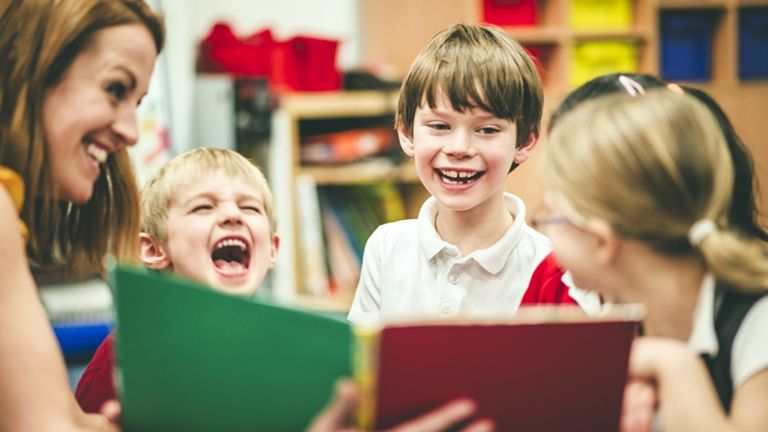 tanító boldog gyerekekkel