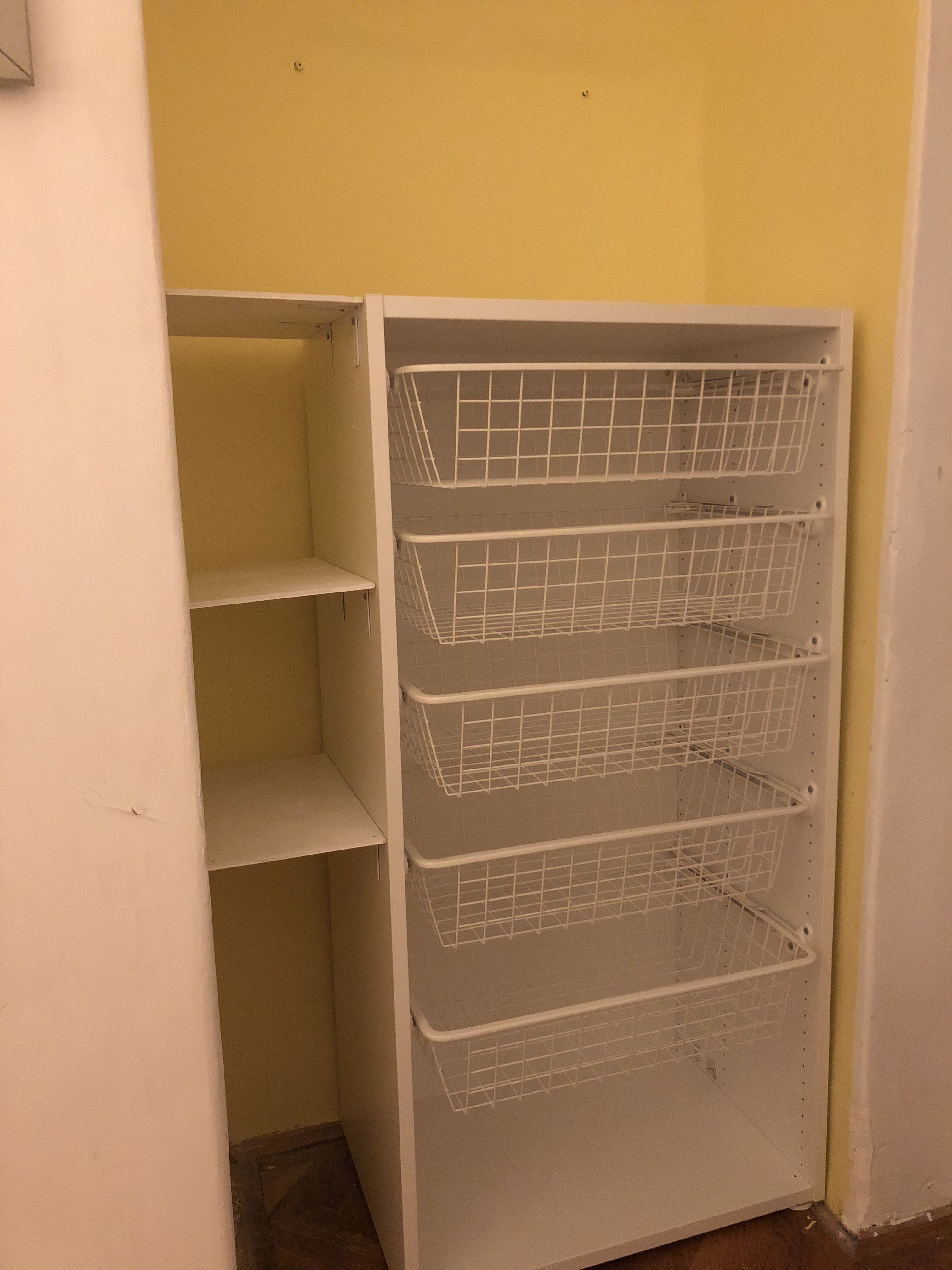 Így csináltam praktikus tárolót a lakás leghasználhatatlanabb zugából