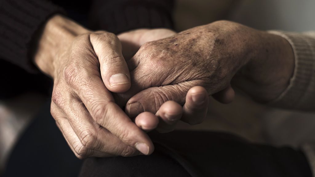 idös nyugdíjas kéz