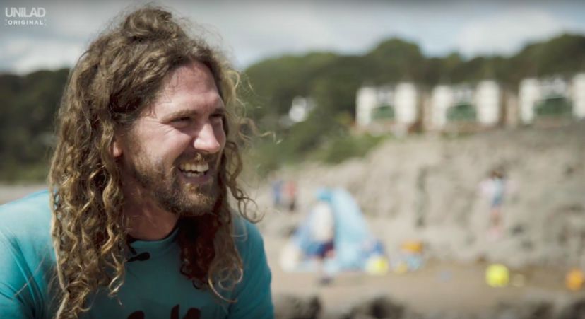 fogyatékkal élő gyerekeket oktat szörfözésre egy walesi szörfös