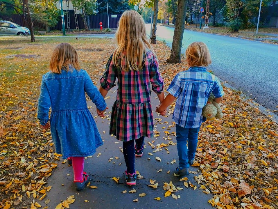 „Ha a felnőtt érzékenyen odafigyel és reagál gyermeke szükségleteire, akkor biztos, hogy kellő munícióval indítja útnak.”