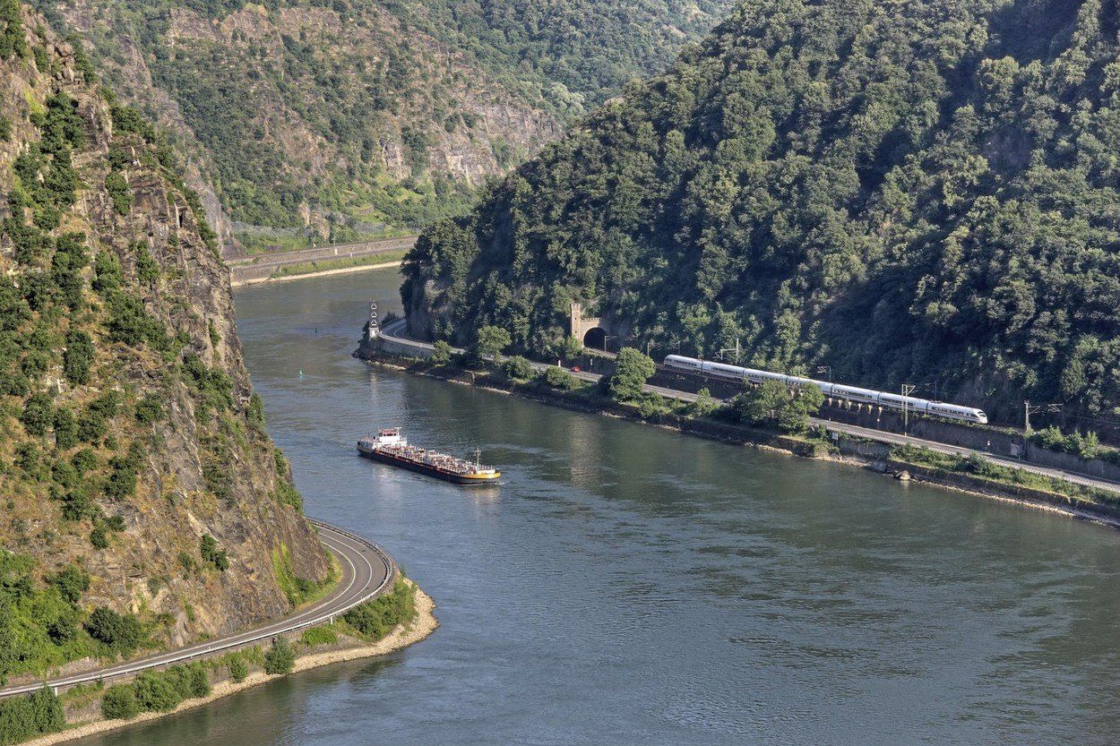 Rajna-balpart vasútvonal vonat Németország turizmus