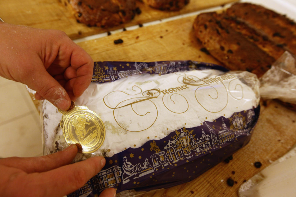 Igazi drezdai stollen díszpapírban (Fotó: Sean Gallup/Getty Images)