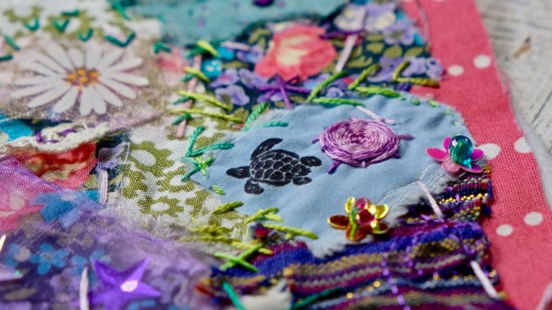 A Vabi-szabi szellemiség nem dobja el a régi, lyukas ruhákat sem, helyette színes foltokkal, büszkén vállalja a hibákat (Fotó: Tumblr)