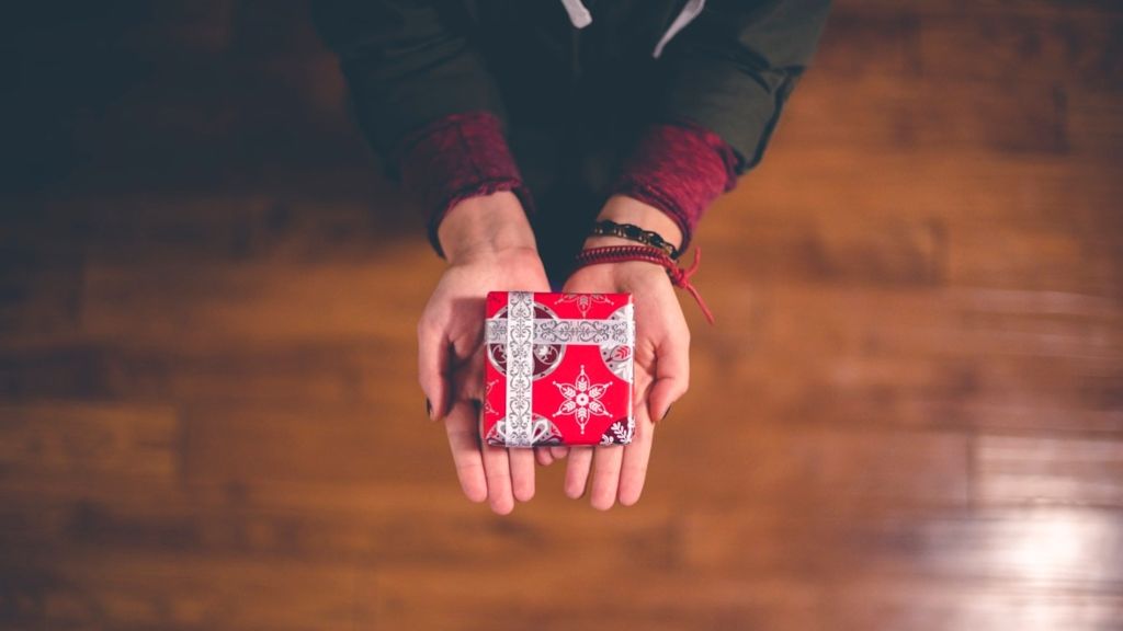 adakozás karácsony jótékonyság