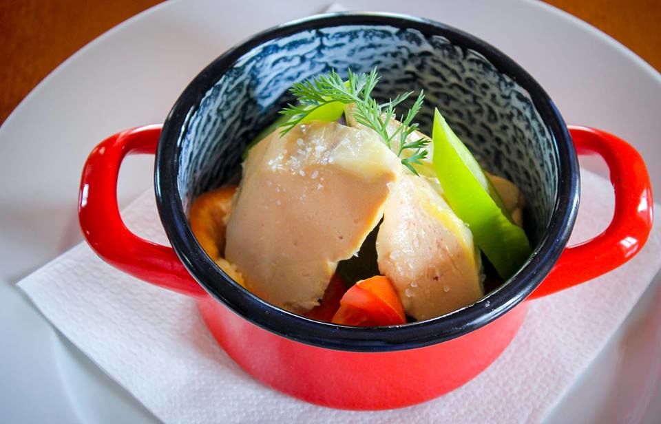 Hideg libamáj a piros lábosban – a nagy kedvenc, ahogy a Bock Bisztróban készül