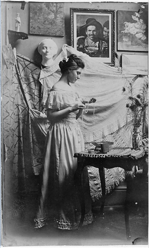 Ismeretlen nő 1910 körül, a halotti maszkkal a háttérben (Fotó: Anne-Gaëlle Saliot: A vízbe fúlt múzsa)