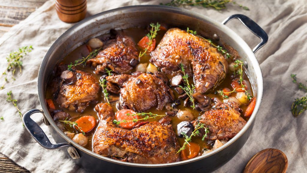 Vörösborban párolt csirke (fotó: istock)