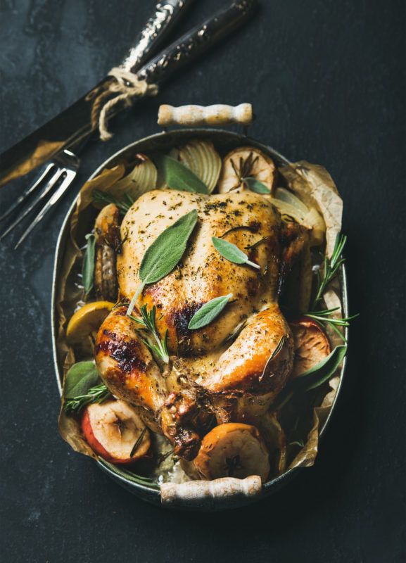 Zsályás füstben grillezett csirkecomb sült paprikával (fotó: istock)