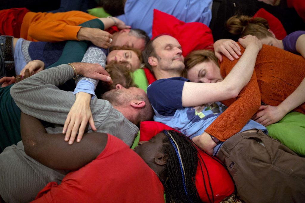 Anna Nathan Shekory és Tom Fortes Mayer „Ölelésklub” nevű terápiás csoportja Londonban (Fotó: Rosie Hallam/ Barcroft Media)