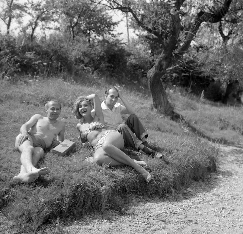 Dalos László újságíró, Pécsi Ildikó színművésznő és Kotnyek Antal fotós Az aranyember című film forgatási szünetében (Fotó: Fortepan)