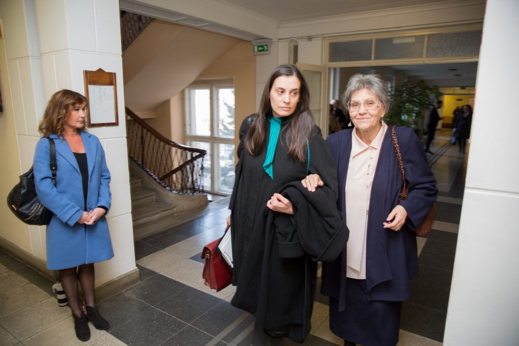 Pártos Csilla (balra) és Pécsi Ildikó ügyvédjével a bíróságon, 2017-ben (Fotó: Birton Szabolcs/smagpictures.com)