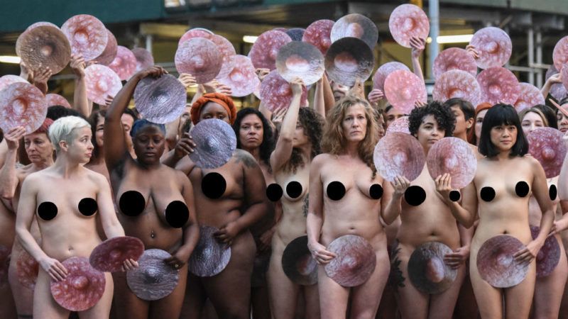 New York meztelen tüntetés mellbimbó