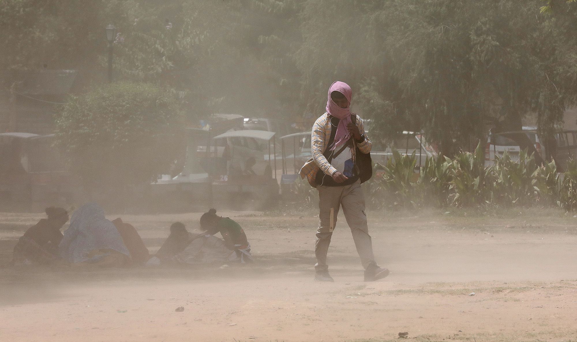 Fejét betakarva megy egy férfi Újdelhiben 2019. június 11-én. Indiában hőhullám tombol, a hőmérséklet helyenként meghaladja a 48 Celsius-fokot. Fotó: MTI/EPA/Haris Tjagi