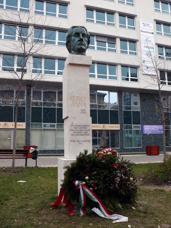 Kéthly Anna szobra aróla elnevezett téren (fotó: Wikipedia)
