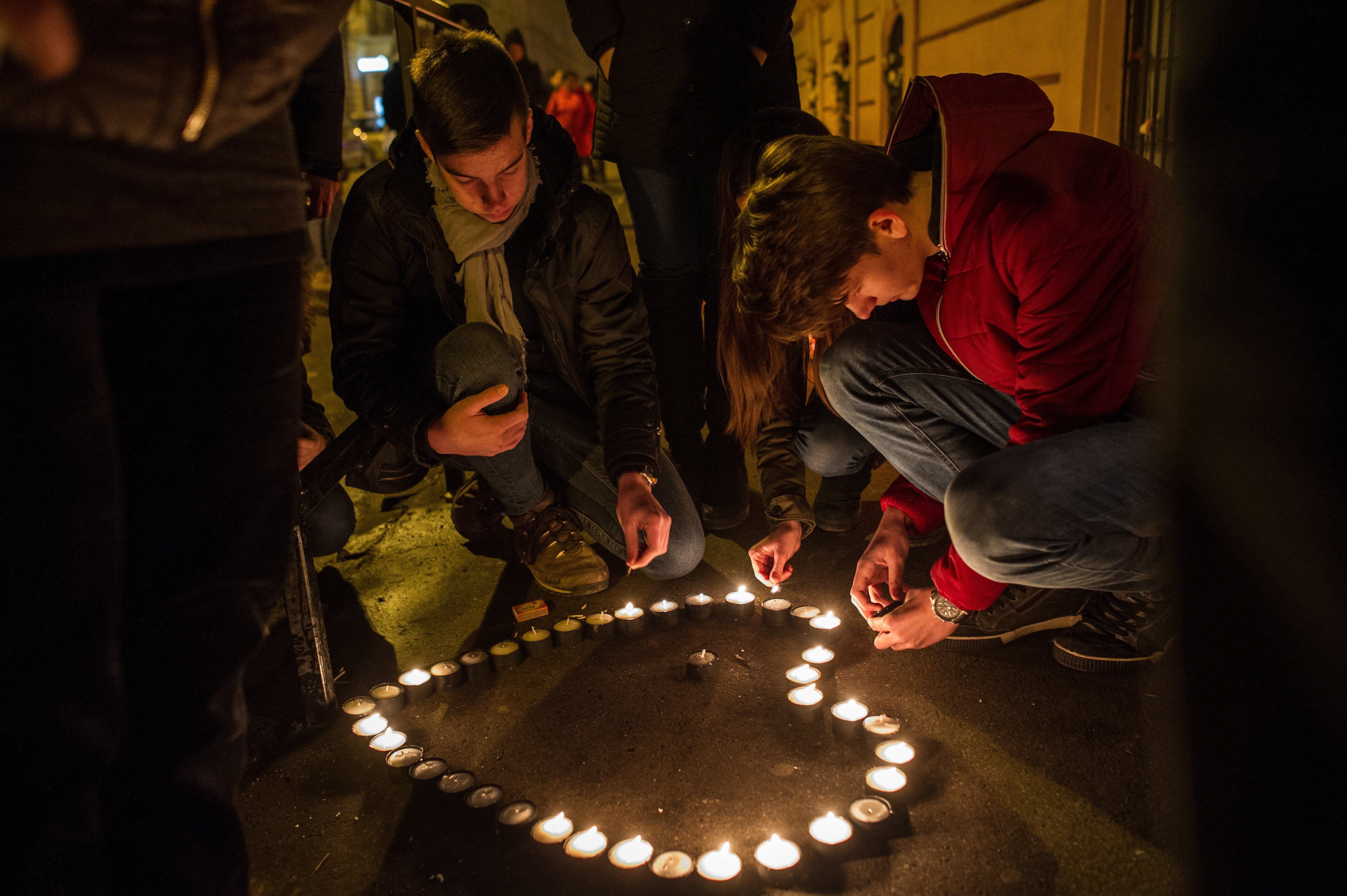Megemlékezők mécsest gyújtanak a veronai buszbaleset áldozatainak emlékére a VI. kerületi Szinyei Merse Pál Gimnázium előtt 2017. január 22-én. MTI Fotó: Kallos Bea