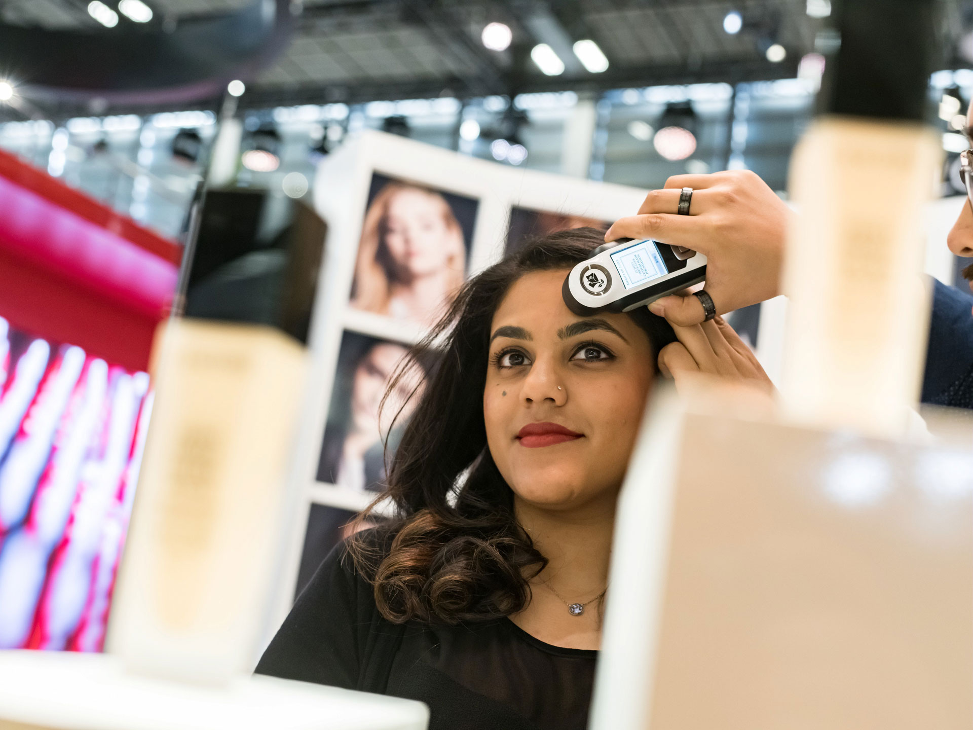 A Shade Finder nevű eszköz megtalálja az arcbőrünkhöz illő árnyalatokat (Fotó: L'Oréal)