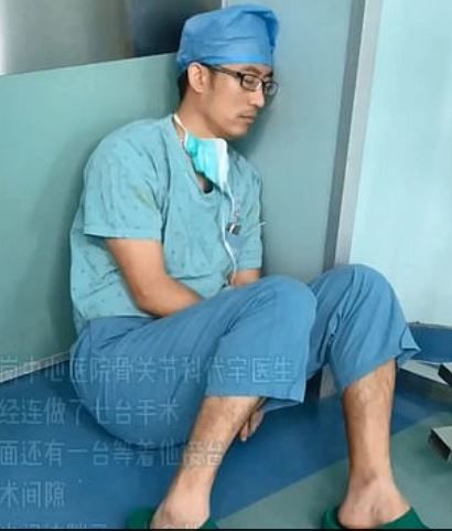 sebész kína orvos alvás netes hős