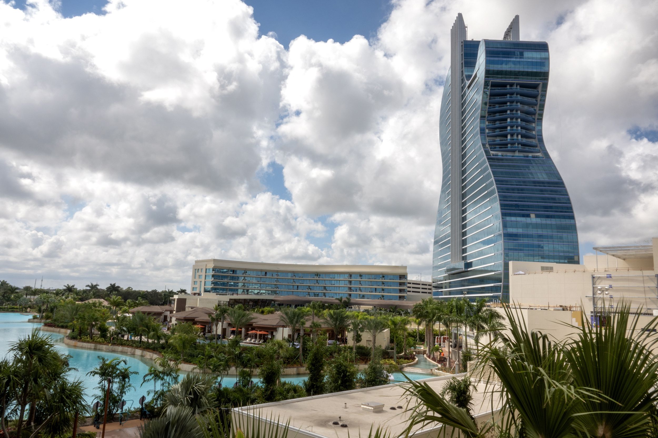 A világ első gitár formájú szállodája