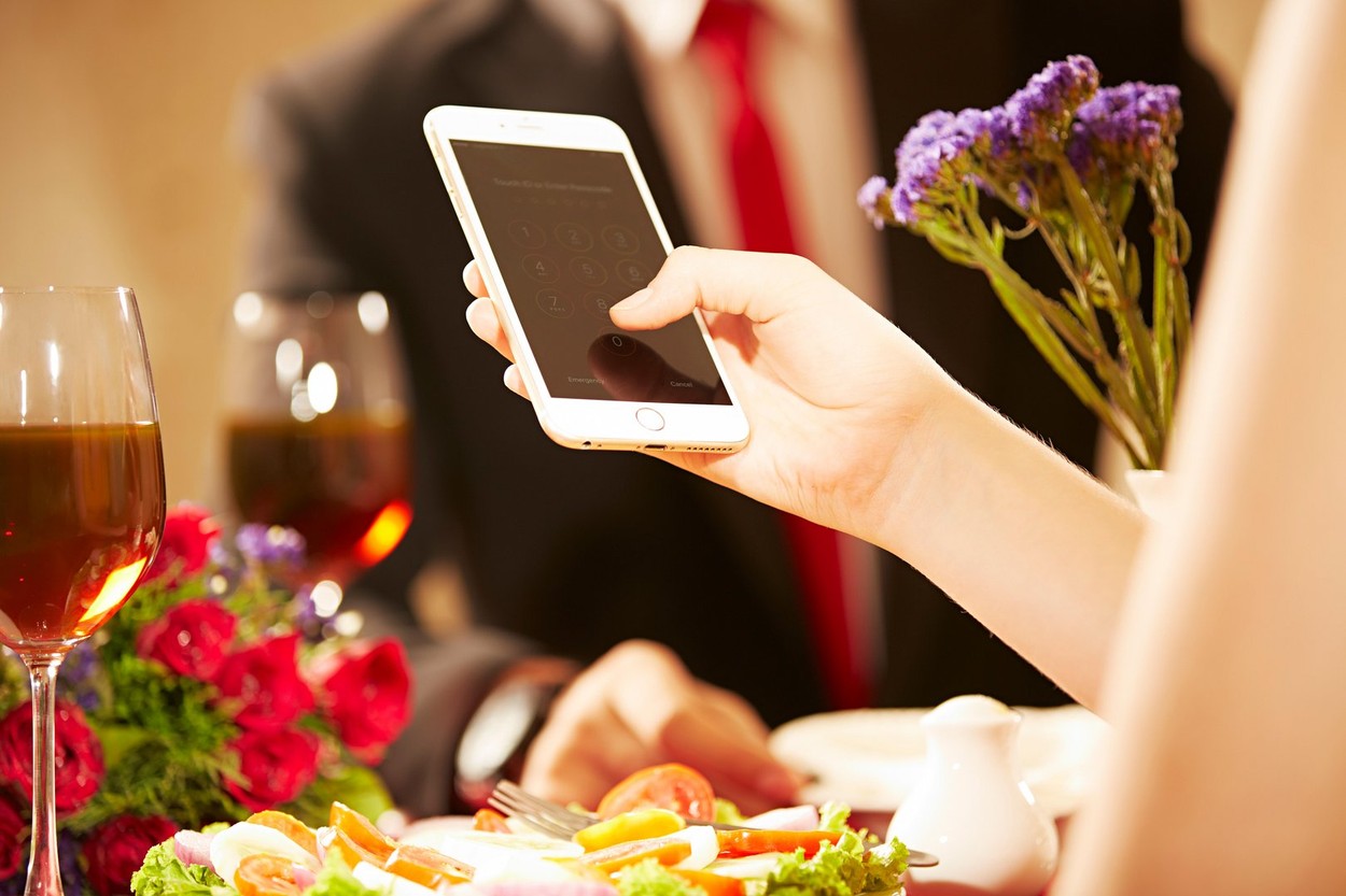 Az asztalnál hanyagold a telefont! (Fotó: Profimedia)