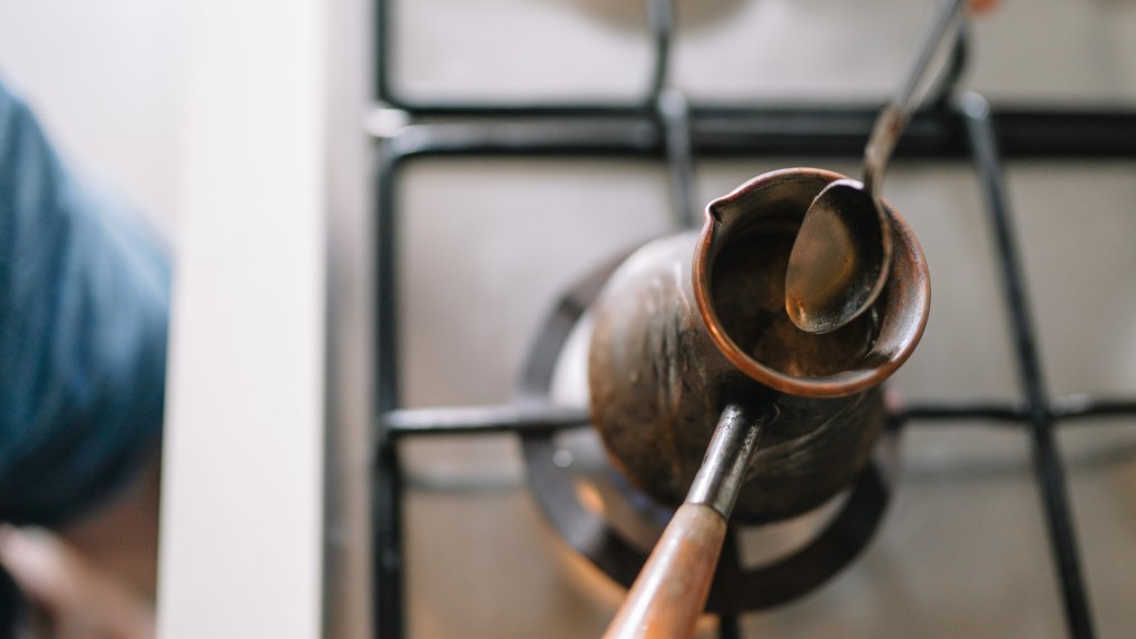 Így készül a jó török kávé. (Fotó: Getty Images)