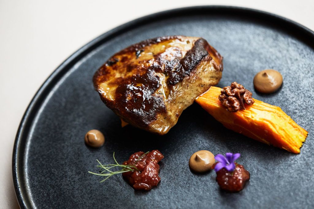 Roston sült libamáj, sütőtök, dió és füge (Fotó: Puskás Nóri/Socially)