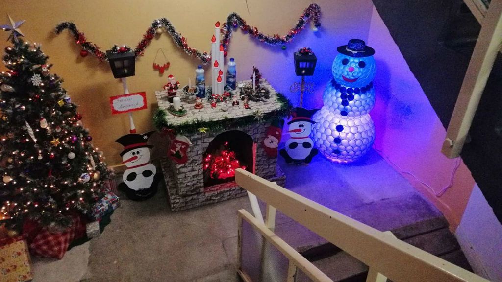 karácsonyi dekoráció lépcsőház