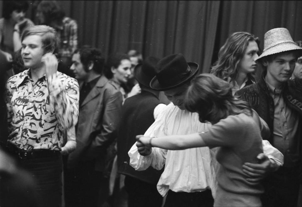 Budapest VI. Liszt Ferenc téri Könyvklub, az első budapesti táncház 1972. május 6-án (Forrás: Fortepan)