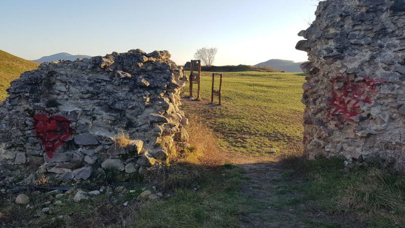 nógrádi vár rongálás