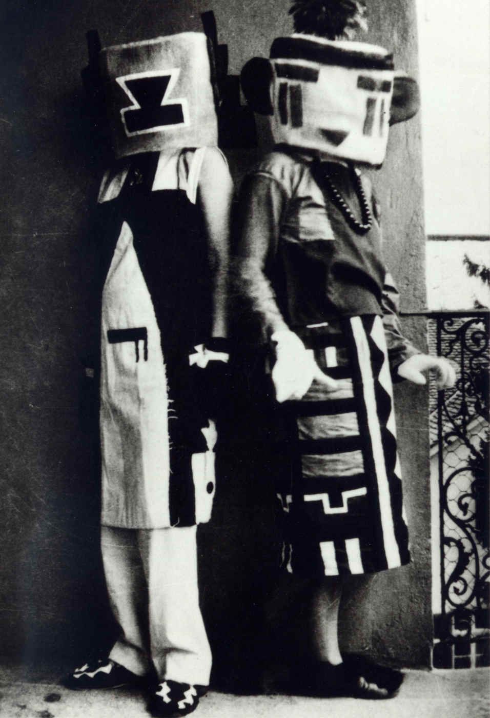 Sophie Taeuber-Arp és húga, Erika (állítólag) „hopi indián”-öltözékben (Fotó: wikiart.org)