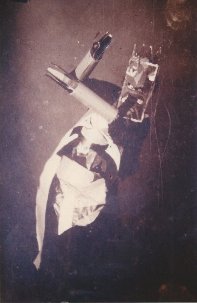 Sophie Taeuber a méltán legendás fellépőruhájában (Fotó: artjournal.collegeart.org / Stiftung Hans Arp und Sophie Taeuber-Arp)