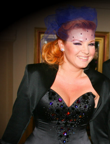 Liptai Claudia vörös hajjal