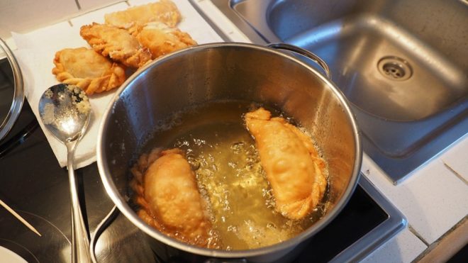 Ugye eszedbe sem jut a lefolyóba önteni a használt sütőolajat? (Fotó: Hans Braxmeier / Pixabay)