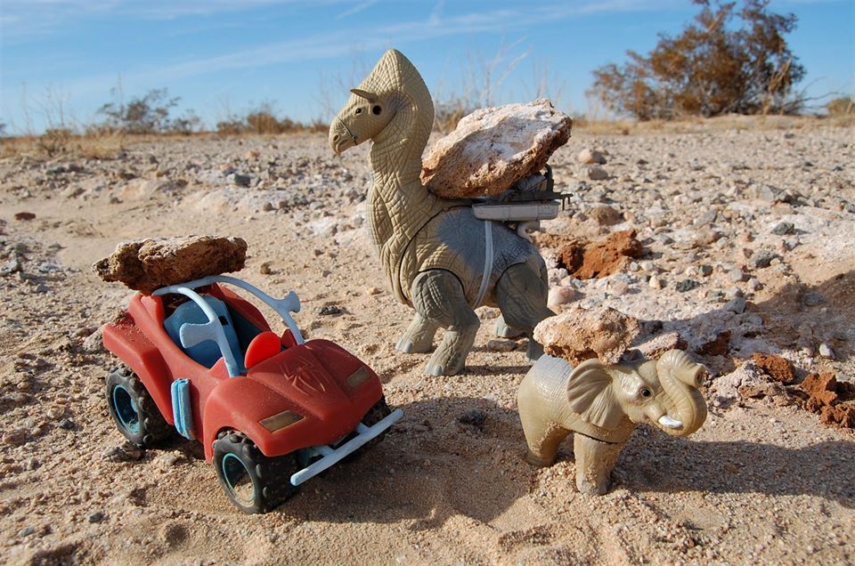 Tommy Tonka pókkocsija, Roni Rontos és Greta mészdarabokat szállítanak a faluba